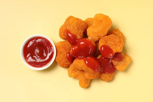 Nuggets Frango Saborosos Com Ketchup Fundo Amarelo Pálido Flat Lay — Fotografia de Stock