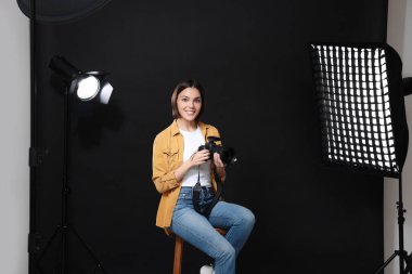 Modern fotoğraf stüdyosunda kamerası olan profesyonel bir fotoğrafçı.