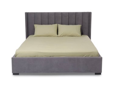 Beyaz arka planda çarşafları olan rahat gri yatak.