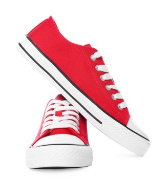 Beyaz arka planda bir çift kırmızı klasik eski moda spor ayakkabı.