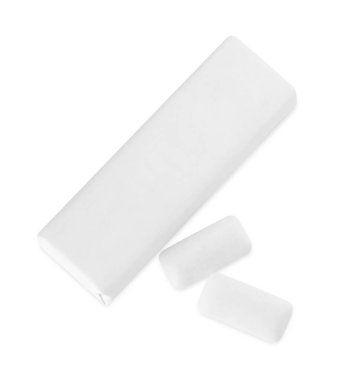 Beyaz arkaplanda sakız çiğnenmiş paket, üst görünüm