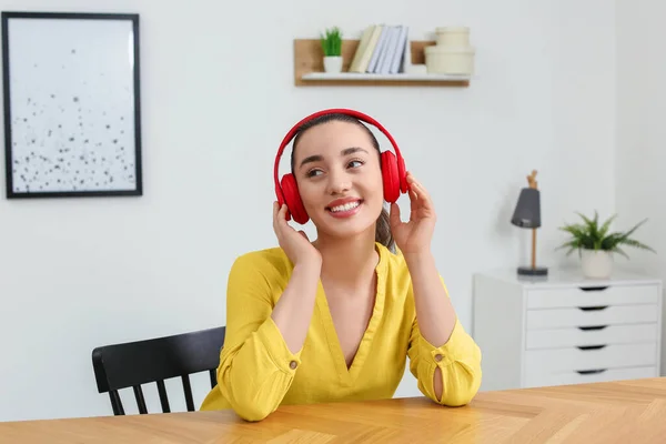 Glückliche Frau Mit Kopfhörern Die Hause Musik Hört — Stockfoto