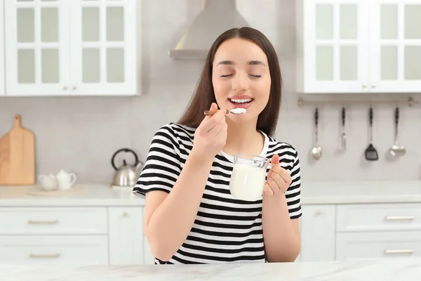 Wanita Bahagia Makan Yogurt Lezat Dapur — Stok Foto