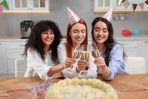 Jovens Mulheres Felizes Batendo Copos Vinho Espumante Festa Aniversário Cozinha — Fotografia de Stock
