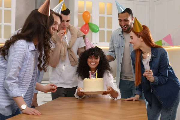 Amigos Felizes Com Bolo Saboroso Celebrando Aniversário Cozinha — Fotografia de Stock