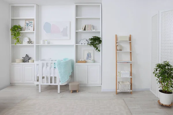 Schlafzimmereinrichtung Mit Stilvoller Wiege Für Neugeborene — Stockfoto