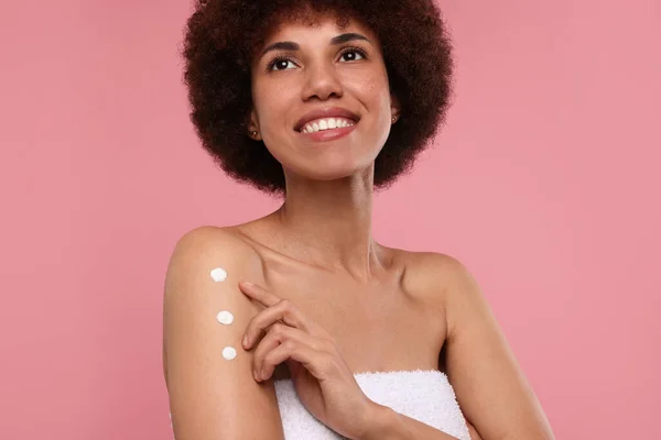 Vacker Ung Kvinna Tillämpa Kroppskräm Armen Rosa Bakgrund — Stockfoto