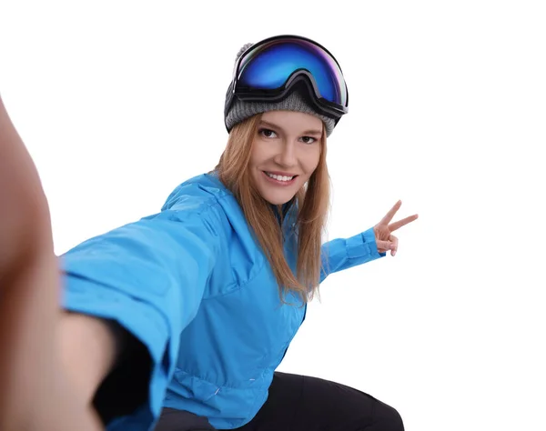 穿着滑雪护目镜的漂亮女人带着白色背景的自拍 — 图库照片