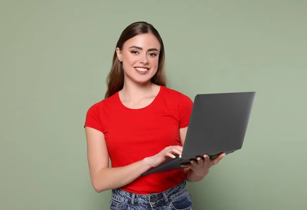 Щаслива Жінка Ноутбуком Блідо Зеленому Тлі — стокове фото