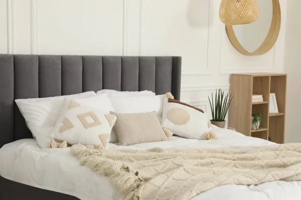 Stilvolles Schlafzimmerinterieur Mit Großem Bequemen Bett Und Kissen — Stockfoto