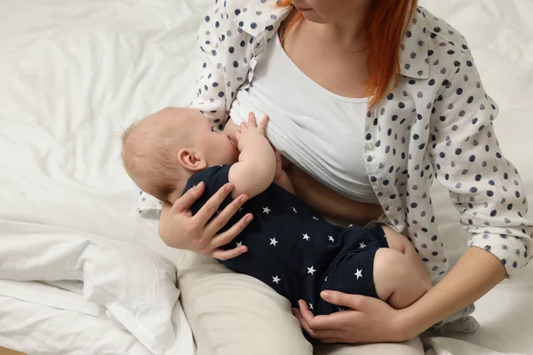 Madre Amamantando Bebé Cama Primer Plano — Foto de Stock