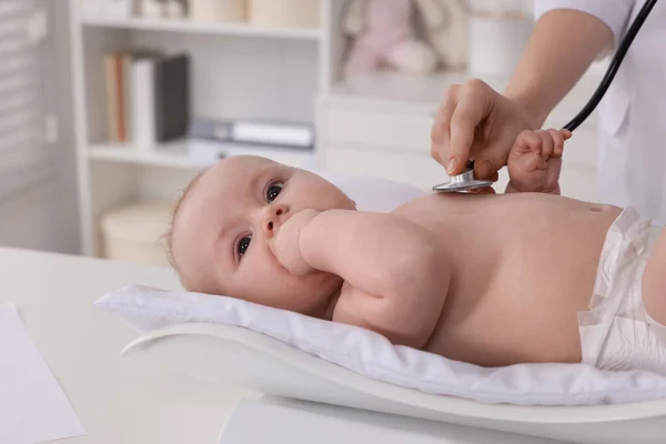Kinderarts Onderzoeken Van Schattige Kleine Baby Met Stethoscoop Wegen Kliniek — Stockfoto