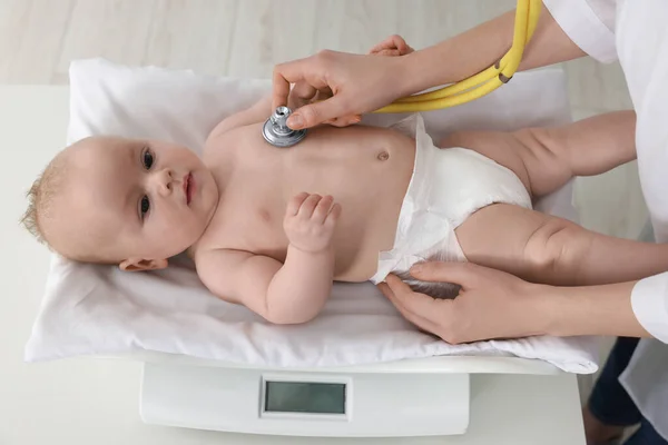 Pediatriker Undersöker Söt Liten Bebis Med Stetoskop Och Väger Det — Stockfoto