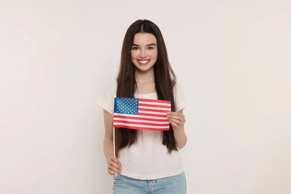 Lipca Dzień Niepodległości Usa Szczęśliwa Dziewczyna Amerykańską Flagą Białym Tle — Zdjęcie stockowe