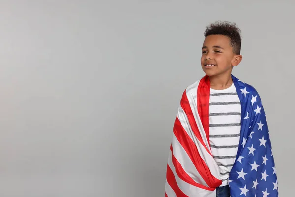 Juli Onafhankelijkheidsdag Van Happy Boy Met Amerikaanse Vlag Lichtgrijze Achtergrond — Stockfoto
