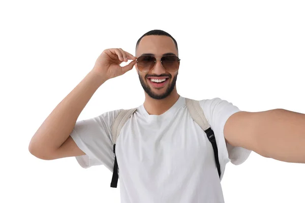 Leende Ung Man Solglasögon Tar Selfie Vit Bakgrund — Stockfoto