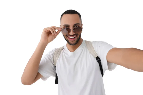 Leende Ung Man Solglasögon Tar Selfie Vit Bakgrund — Stockfoto