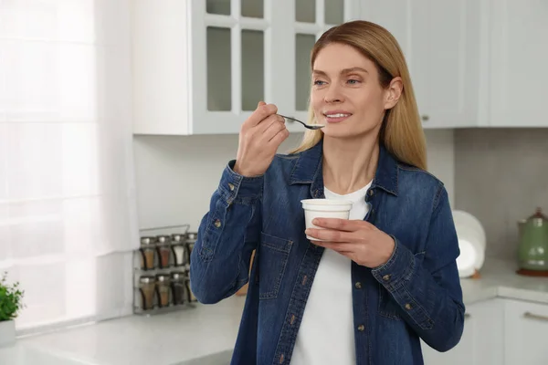 Mujer Comiendo Sabroso Yogur Con Cuchara Cocina Espacio Para Texto —  Fotos de Stock