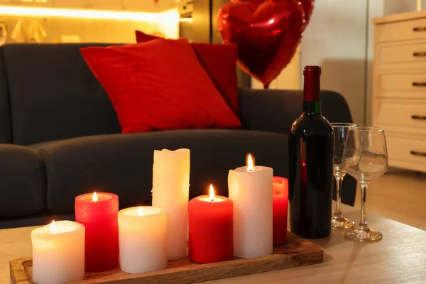 Romantische Sfeer Brandende Kaarsen Fles Wijn Glazen Houten Tafel Buurt — Stockfoto