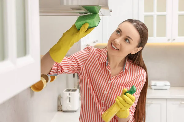Καθαρισμός Νεαρή Γυναίκα Τακτοποιεί Την Κουζίνα Στο Σπίτι — Φωτογραφία Αρχείου