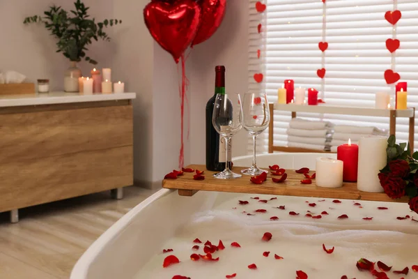 浴室の浴槽でワイン 燃えるろうそくとバラの花びらと木製のトレイ バレンタインデーのお祝い — ストック写真