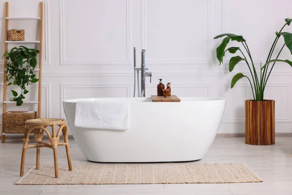 带有漂亮浴缸 凳子和室内植物的时尚浴室内部 — 图库照片