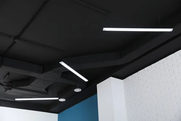 Μαύρη Οροφή Μοντέρνο Φωτισμό Στο Δωμάτιο Θέα Χαμηλή Γωνία — Φωτογραφία Αρχείου