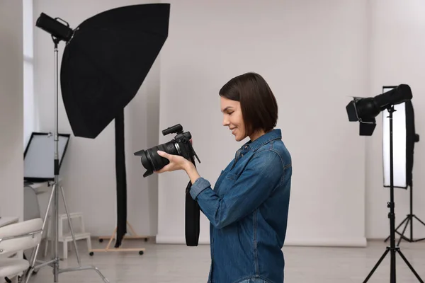Modern Fotoğraf Stüdyosunda Kamerası Olan Profesyonel Bir Fotoğrafçı — Stok fotoğraf