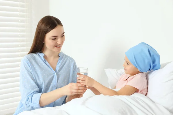 Rak Dzieciństwa Matka Daje Córce Szklankę Wody Szpitalu — Zdjęcie stockowe