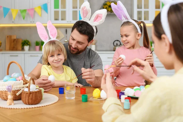 Glückliche Familie Bemalt Ostereier Tisch Der Küche — Stockfoto