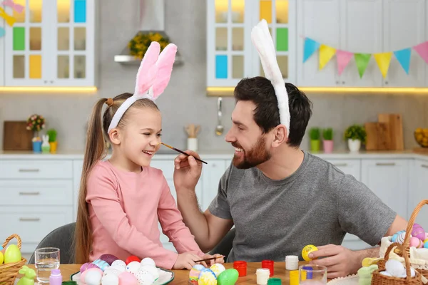 Babası Tatlı Kızı Mutfakta Paskalya Yumurtası Çizerken Eğleniyorlar — Stok fotoğraf
