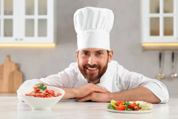 Felice Chef Professionista Vicino Cibo Delizioso Tavolo Marmo Cucina — Foto Stock