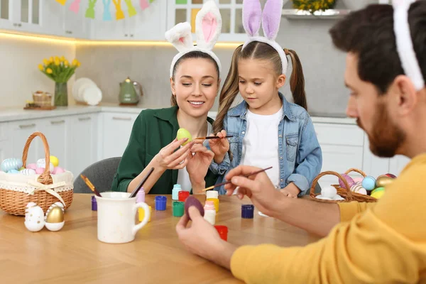 Rodinné Malování Velikonoční Vajíčka Stolu Kuchyni — Stock fotografie