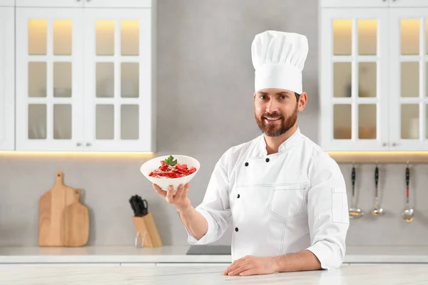 Felice Chef Presentando Delizioso Piatto Tavolo Marmo Cucina — Foto Stock