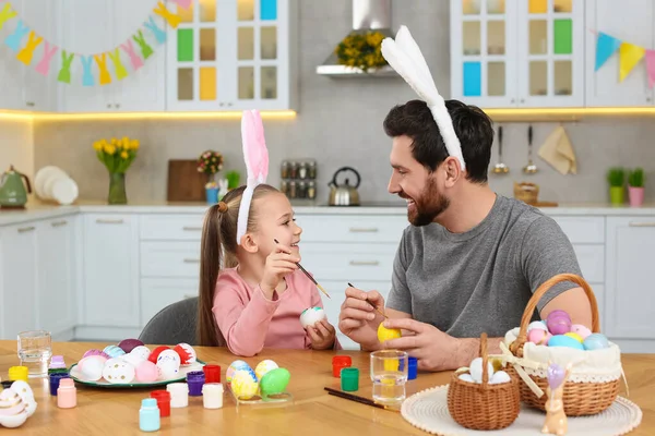 Otec Jeho Roztomilá Dcera Malování Velikonoční Vejce Stolu Kuchyni — Stock fotografie