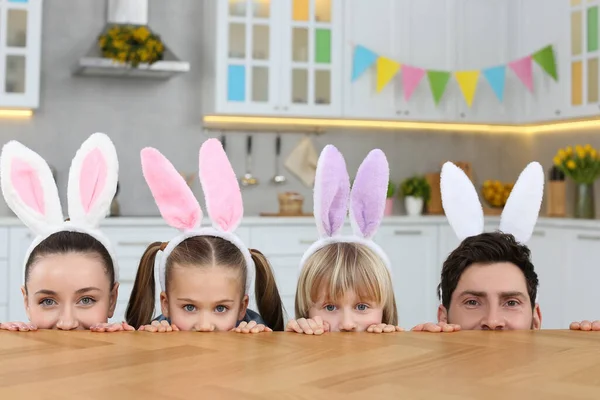 Счастливая Семья Кроличьих Повязках Ушах Подглядывает Столом Кухне Пасхальный Праздник — стоковое фото