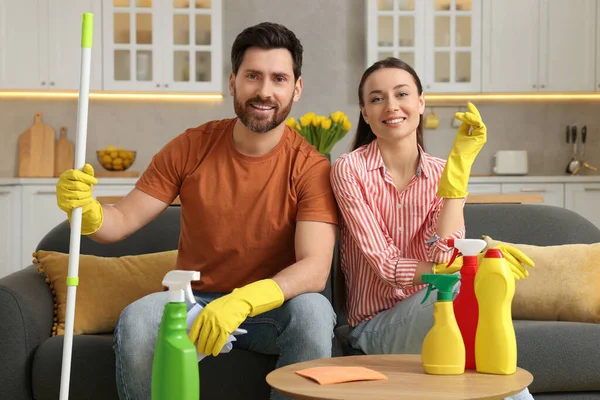 Limpeza Primavera Casal Encantador Com Esfregona Detergentes Sala Estar — Fotografia de Stock