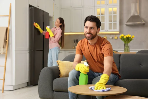 Spring Cleaning Lovely Couple Tidying Living Room Kitchen Together — Stock Photo, Image