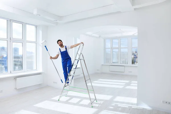 Handyman Con Rodillo Escalera Habitación Pintura Techo — Foto de Stock