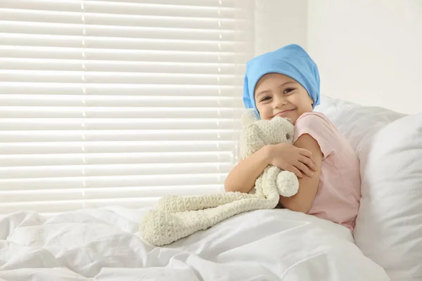 Rak Dzieciństwa Dziewczyna Przytulanie Zabawka Króliczek Szpital — Zdjęcie stockowe