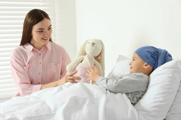 소아암이요 병원에 장난감 토끼를 데리고 어머니와 — 스톡 사진