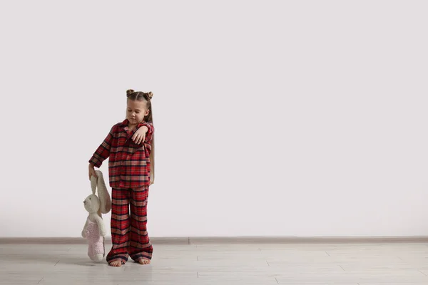 Oyuncak Tavşanlı Pijamalı Kız Içeride Uyurgezer Mesaj Atmak Için Yer — Stok fotoğraf