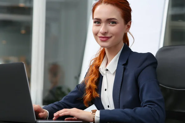 Wanita Bahagia Bekerja Dengan Laptop Kantor — Stok Foto