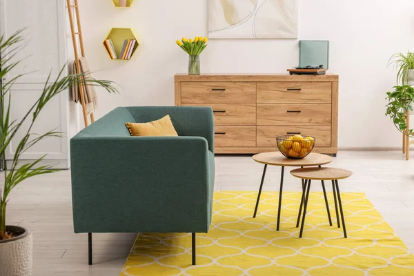 Interior Primavera Quarto Elegante Com Mobiliário Confortável — Fotografia de Stock