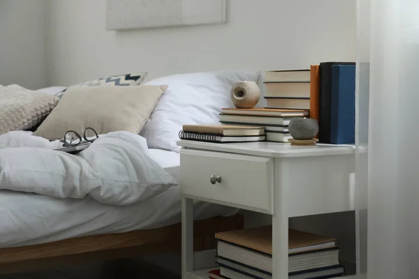 Kapaklı Kitaplar Kokulu Mumlar Yatak Odasındaki Beyaz Komodinin Üzerinde — Stok fotoğraf
