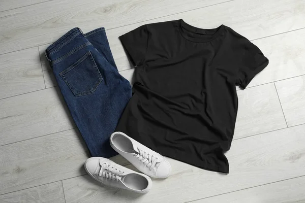 Stijlvol Shirt Sneakers Jeans Witte Houten Ondergrond Platte Lay — Stockfoto