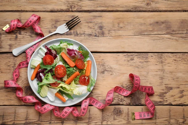 Talíř Čerstvého Zeleninového Salátu Vidličky Měřicí Pásky Dřevěném Stole Plochý — Stock fotografie