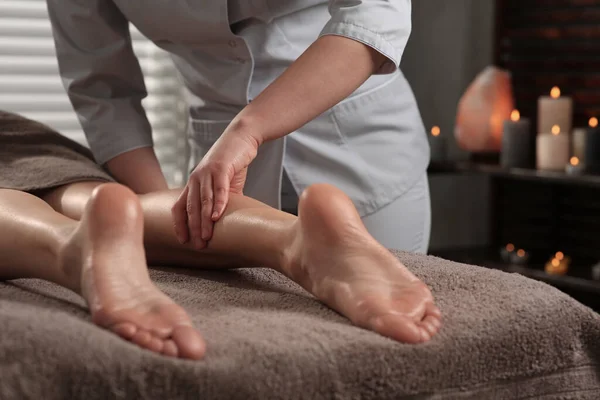 Femme Recevant Massage Des Jambes Dans Salon Spa Gros Plan — Photo