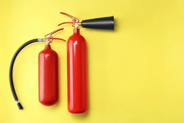 Extintores Incêndio Fundo Amarelo Flat Lay Espaço Para Texto — Fotografia de Stock