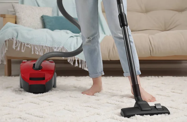 家庭で掃除機でカーペットを掃除する女性 クローズアップ — ストック写真